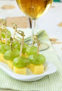 aperitivo de queso y uvas