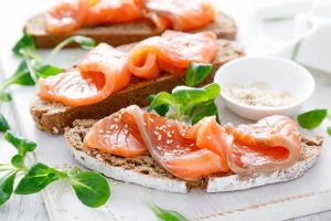 tostas de salmón y queso