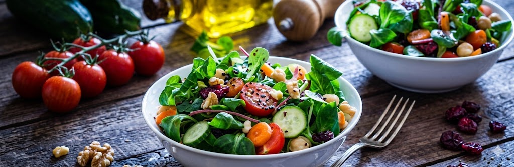 Ensalada fresca y nutritiva con proteínas vegetales, garbanzos y nueces seleccionadas del Mercado Las Águilas.