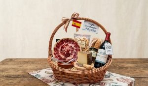 Cesta gourmet para el Día del Padre con jamón ibérico, queso curado y vino del Mercado Las Águilas.
